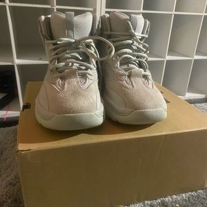 Yeezy Boots salt color way. Size 8 UK 7 1/2. Worn 1x very good condition.